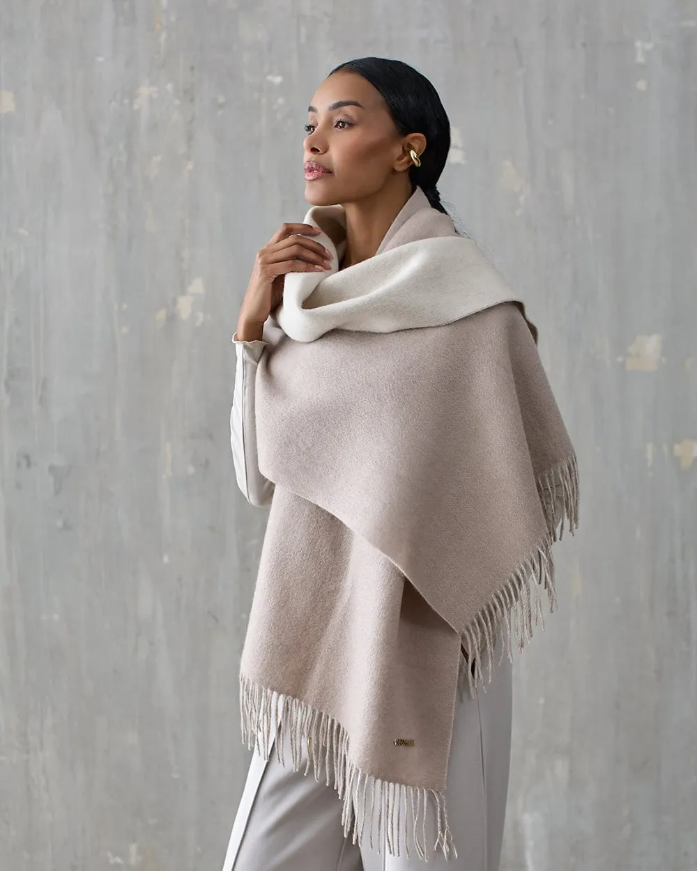Stola donna in lana color tortora con frange — IDEA Avola